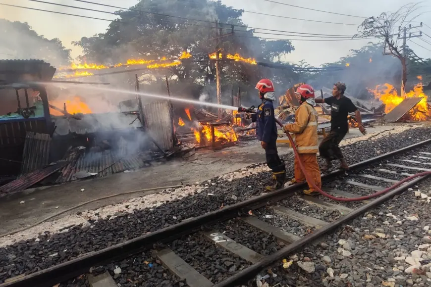Dua Bangunan Cafe di Gresik Dilalap Api, 2 Pekerja Wanita Terluka Bakar