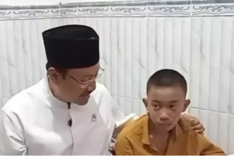 Jenguk ke RS, Gus Ipul Semangati Korban Tragedi Ponpes Al&Khoziny