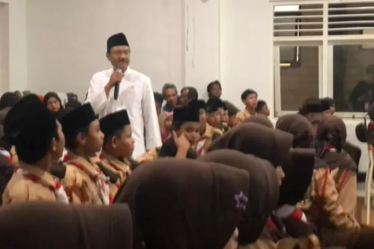 Antusiasme Siswa Sambut Mensos di Sekolah Rakyat Mojokerto dengan Selawat dan Tarian Daerah
