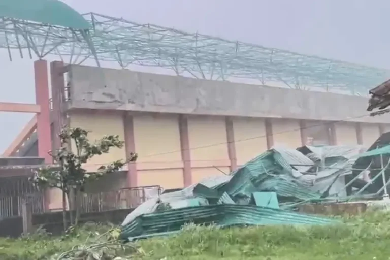 Atap Stadion Gelora Penataran Blitar Roboh Diterjang Angin Kencang