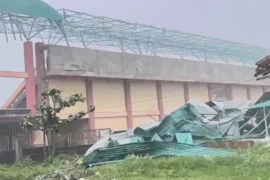Atap Stadion Gelora Penataran Blitar Roboh Diterjang Angin Kencang