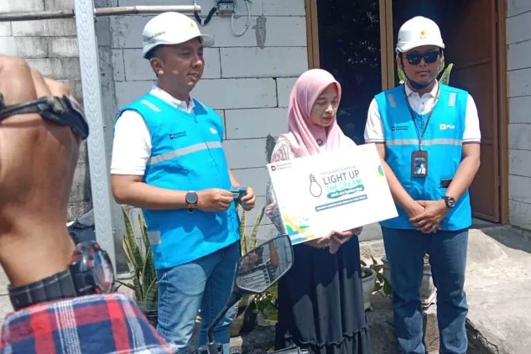 PLN Pasang Listrik Gratis bagi Warga Kurang Mampu di Jombang