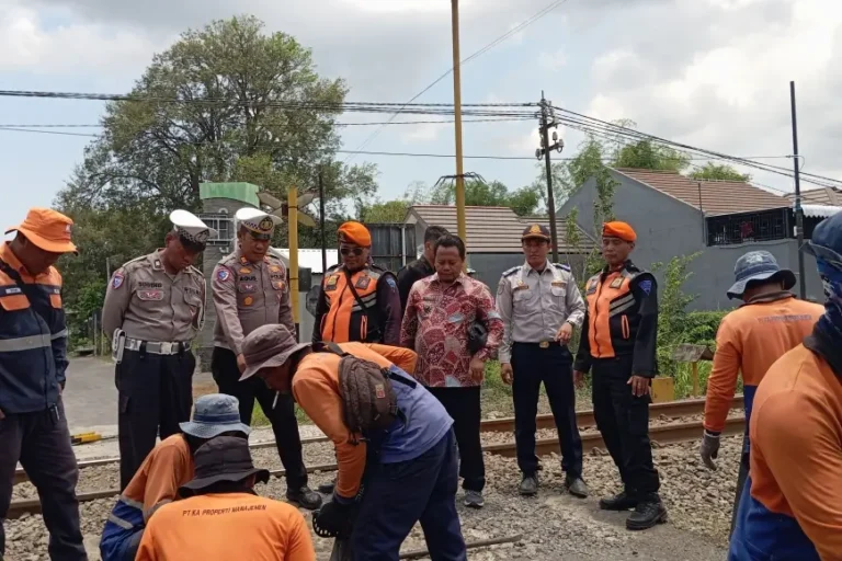 Mulai Hari Ini, Perlintasan KA JPL 203 di Desa Sanankulon Blitar Ditutup Total
