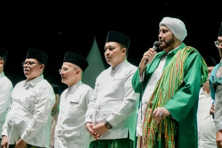 Ribuan Warga Pasuruan Berselawat di Hari Santri Nasional Bersama Habib Syech