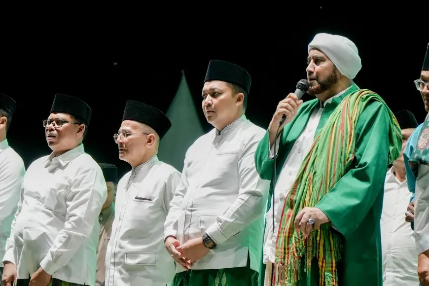 Ribuan Warga Pasuruan Berselawat di Hari Santri Nasional Bersama Habib Syech