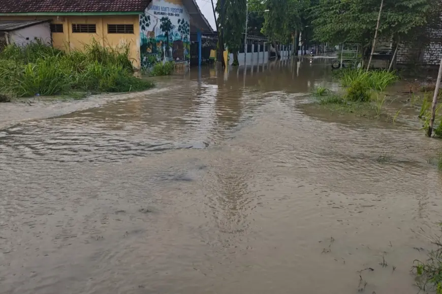 Sungai Meluap, Jalan dan SD di Gresik Terendam Banjir