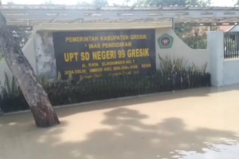 Desa Deliksumber Gresik Kembali Diterjang Banjir, Aktivitas Warga Terganggu