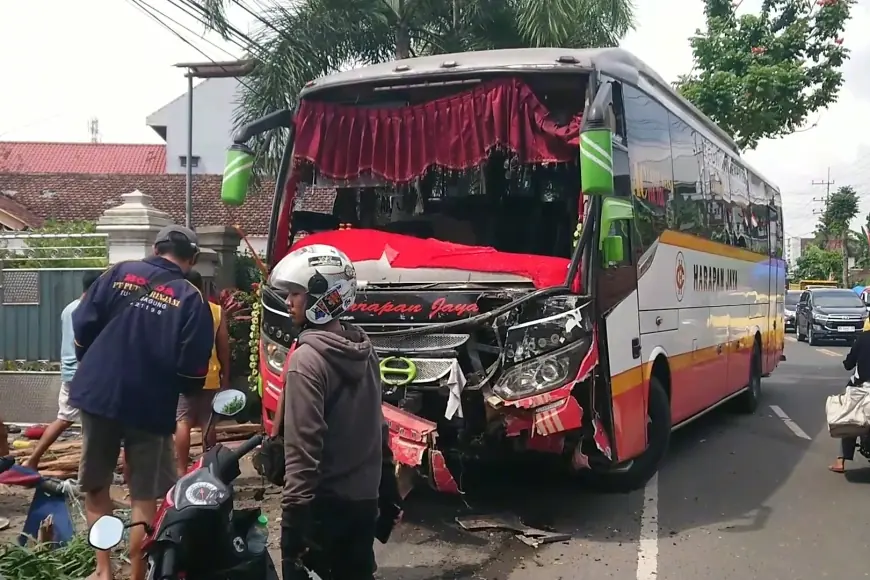 Ngepot, Bus Harapan Jaya Tabrak Dua Motor di Tulungagung, Dua Pengendara Tewas di Tempat