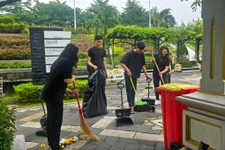 Hotel 88 Embong Malang gelar aksi bersih-bersih Tugu Pahlawan Surabaya