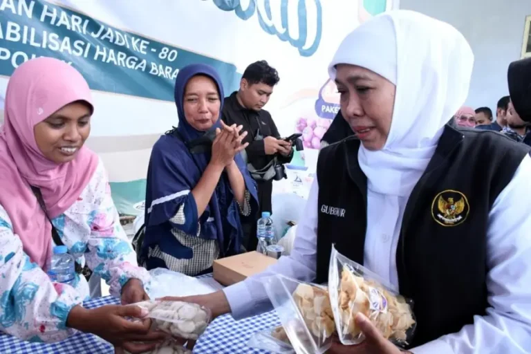 Tinjau Pasar Murah di Bondowoso, Khofifah: Upaya Kendalikan Inflasi