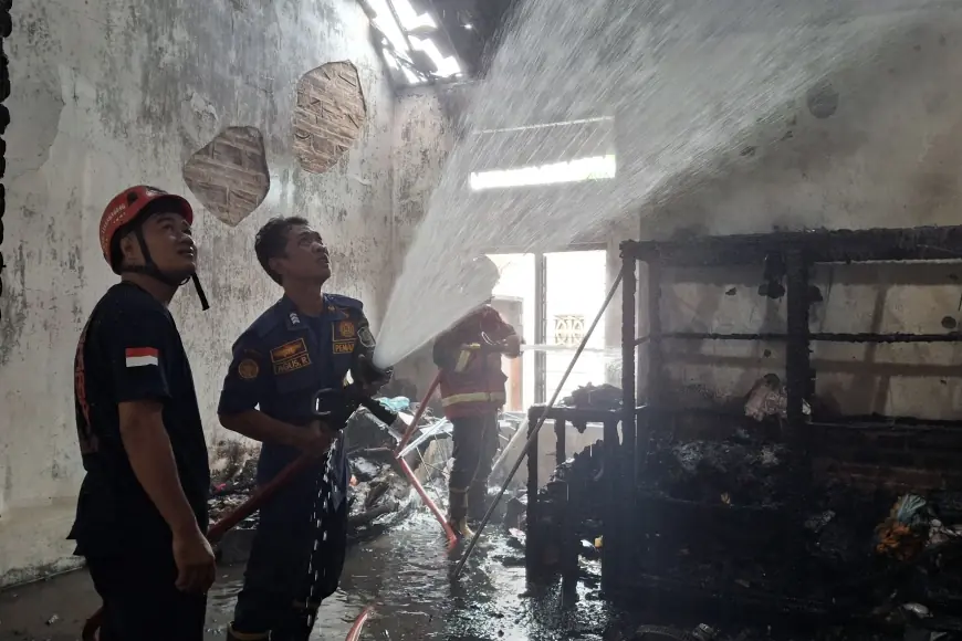 Rumah Warga di Campurdarat Terbakar Saat Ditinggal Penghuninya Bekerja, Diduga Akibat Korsleting Listrik