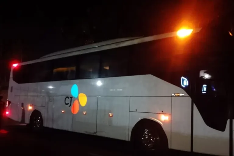 Bus Milik PT Cheil Jedang Tabrak Motor Pelajar di Jombang, 1 Tewas