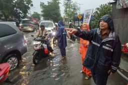 Pemkot Surabaya gempur perbaiki titik rawan banjir jelang puncak musim hujan