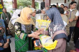 Gubernur Khofifah optimistis logistik warga terpenuhi di penghujung tahun