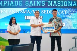 Khofifah beri bonus peraih medali OSN 2025