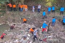 Tim gabungan bersihkan aliran sungai di Pamekasan