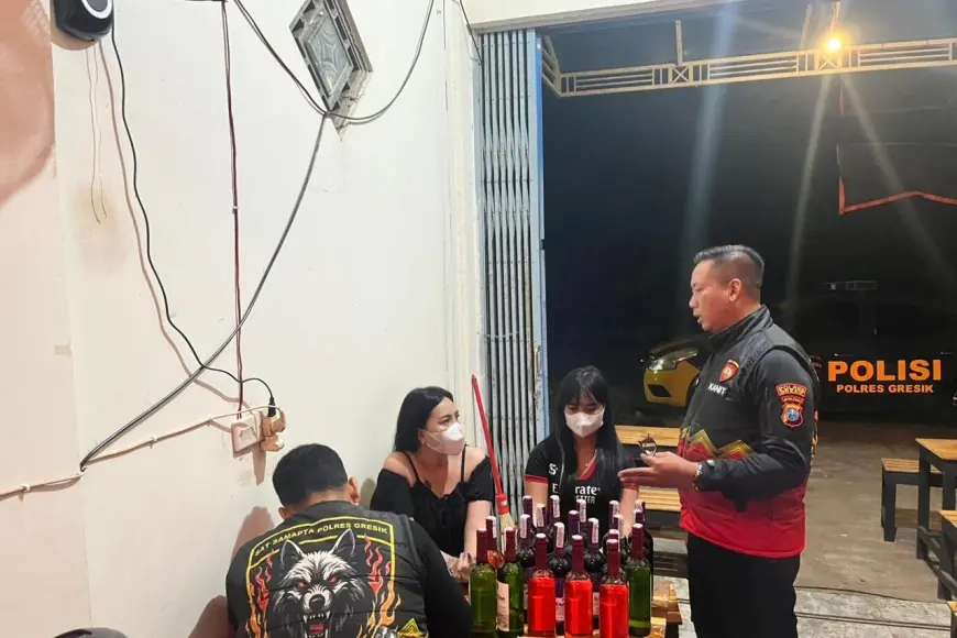 Penjualan Miras Berkedok Warung di Gresik Dibongkar Polisi, Dua Wanita Diamankan