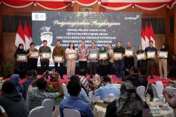 Pemkot Surabaya berikan apresiasi 26 pelaku usaha taat lingkungan