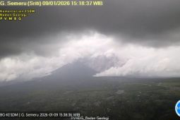 Gunung Semeru erupsi disertai luncuran awan panas sejauh 4 kilometer
