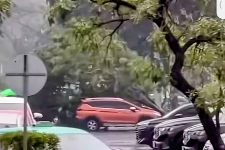 Puting Beliung Terjang Bandara Juanda, Sejumlah Kendaraan dan Bangunan Dilaporkan Rusak