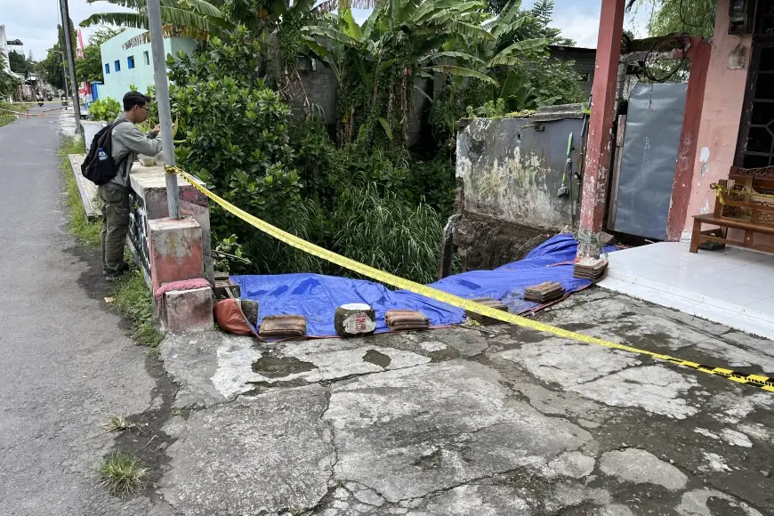 Talud Sungai Ambrol di Sananwetan Blitar, Rumah Warga Terancam dan Jembatan Ditutup
