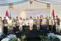 Anggota DPR salurkan alsintan kepada petani di Sidoarjo