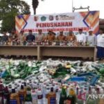 Pemkab Pamekasan musnahkan ribuan botol minuman keras hasil razia