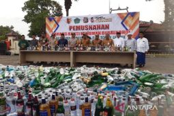 Pemkab Pamekasan musnahkan ribuan botol minuman keras hasil razia