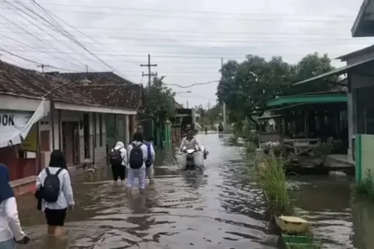 Banjir Akibat Luapan Sungai Wrati Rendam Sejumlah Wilayah di Pasuruan