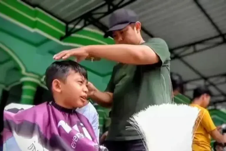 Tradisi Bersih Masjid dan Cukur Massal Tandai Persiapan Ramadan di Ngawi