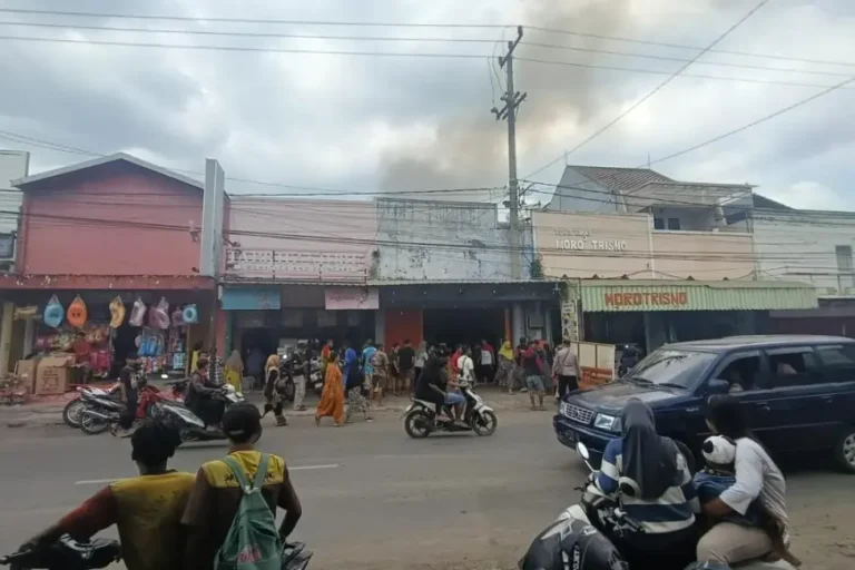 Dapur Warung Sate di Jember Ludes Terbakar