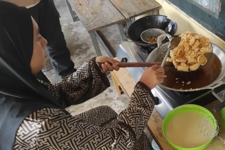 Eksis Sejak 1996, Kue Kembang Goyang Jombang Kebanjiran Order Jelang Lebaran