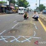 Polisi ingatkan pengendara sepanjang jalur pantura Situbondo berlubang