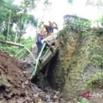 Jembatan penghubung dua desa di Ngawi putus akibat banjir bandang