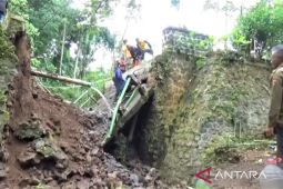 Jembatan penghubung dua desa di Ngawi putus akibat banjir bandang
