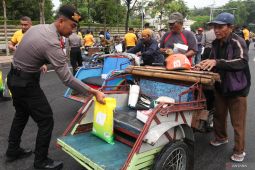 Pembagian sembako kepada tukang becak di Surabaya