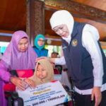 Khofifah salurkan bansos Rp7,6 miliar perkuat ekonomi warga Gresik