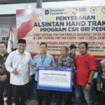 Anggota DPR-BRI salurkan bantuan traktor untuk petani di Sidoarjo