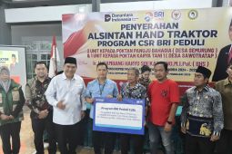 Anggota DPR-BRI salurkan bantuan traktor untuk petani di Sidoarjo
