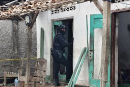 Gegana sterilisasi dan olah TKP ledakan petasan Ponorogo