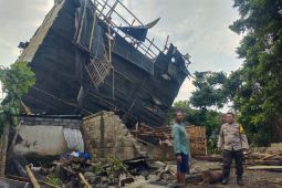 Empat sekolah dan belasan rumah terdampak angin kencang di Jember