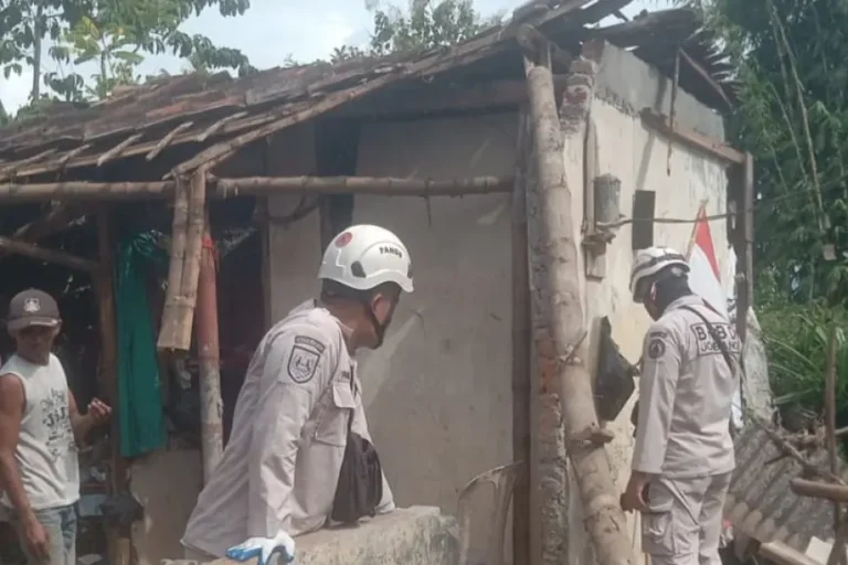 Rumah Ambruk Saat Lebaran, Warga Mojoagung Jombang Terpaksa Mengungsi
