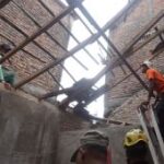 Atap rumah warga di Kota Madiun roboh karena bangunan tua