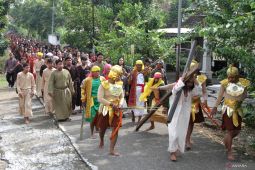 Visualisasi penyaliban Yesus di Mojokerto