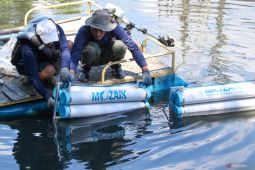 Aktivis lingkungan pasang penyaring sampah di sungai Kali Tebu
