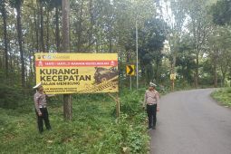 Polres Bojonegoro pasang imbauan untuk antisipasi kecelakaan