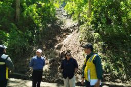 Anggota DPRD Jatim tinjau longsor Slahung Ponorogo