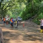 Petugas gabungan bersihkan material longsor jalur Ponorogo--Pacitan