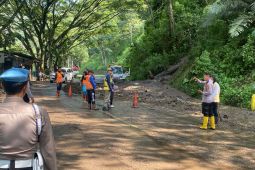 Petugas gabungan bersihkan material longsor jalur Ponorogo--Pacitan