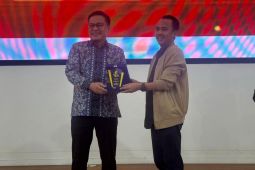 Arif Fathoni terima penghargaan sebagai tokoh penggerak akuntabilitas